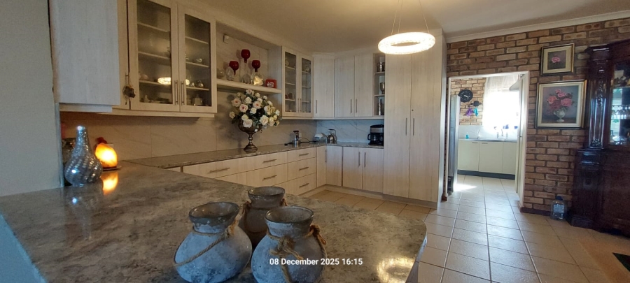 6 Bedroom Property for Sale in Wavecrest Eastern Cape